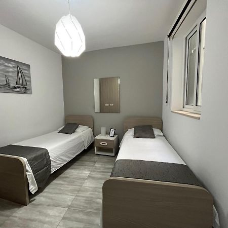 F7 Room 2, Private Bedroom Two Single Beds Shared Bathroom In Shared Flat مسيدا المظهر الخارجي الصورة