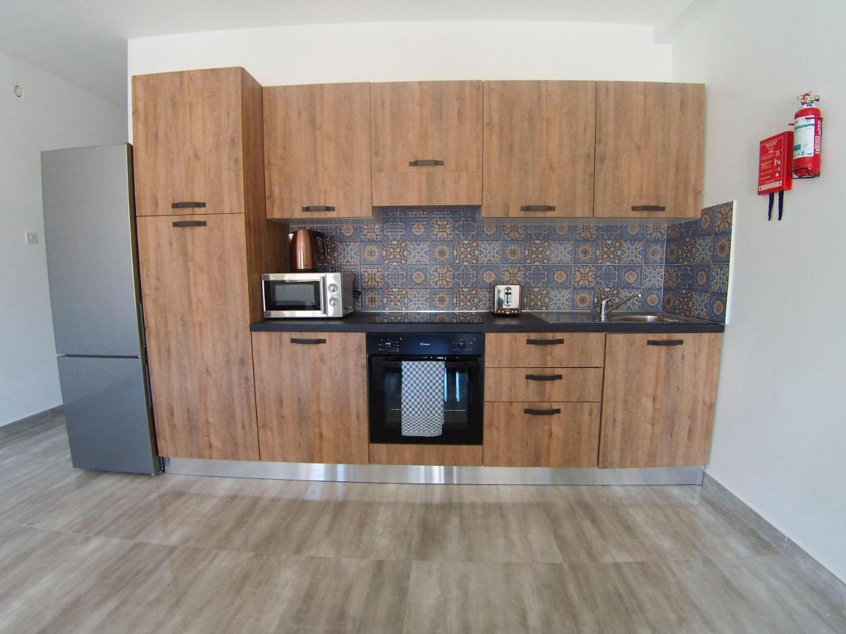 F7 Room 2, Private Bedroom Two Single Beds Shared Bathroom In Shared Flat مسيدا المظهر الخارجي الصورة