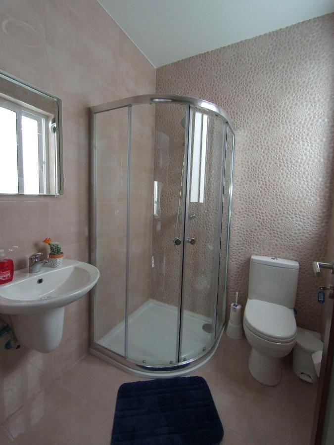 F7 Room 2, Private Bedroom Two Single Beds Shared Bathroom In Shared Flat مسيدا المظهر الخارجي الصورة