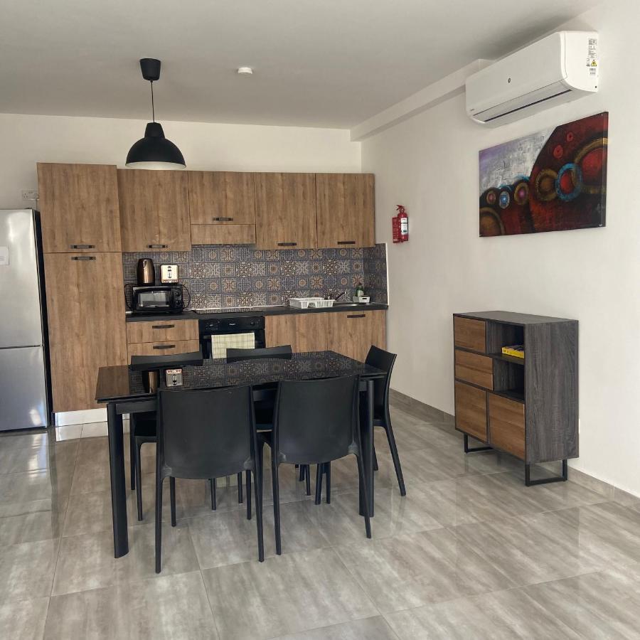 F7 Room 2, Private Bedroom Two Single Beds Shared Bathroom In Shared Flat مسيدا المظهر الخارجي الصورة