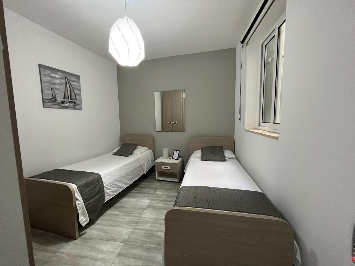 F7 Room 2, Private Bedroom Two Single Beds Shared Bathroom In Shared Flat مسيدا المظهر الخارجي الصورة