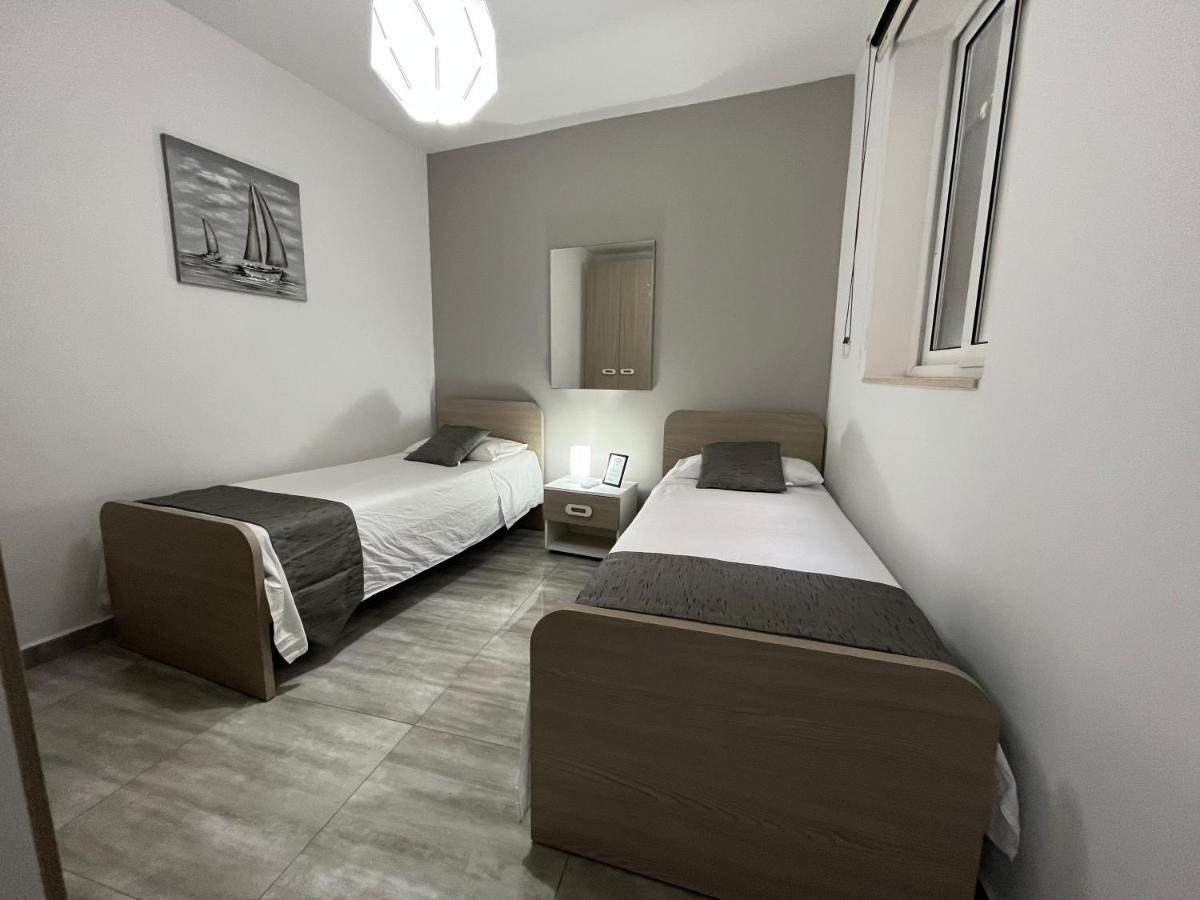 F7 Room 2, Private Bedroom Two Single Beds Shared Bathroom In Shared Flat مسيدا المظهر الخارجي الصورة